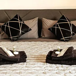 With Free Parking 5 Minutes Walk From Arena Verona