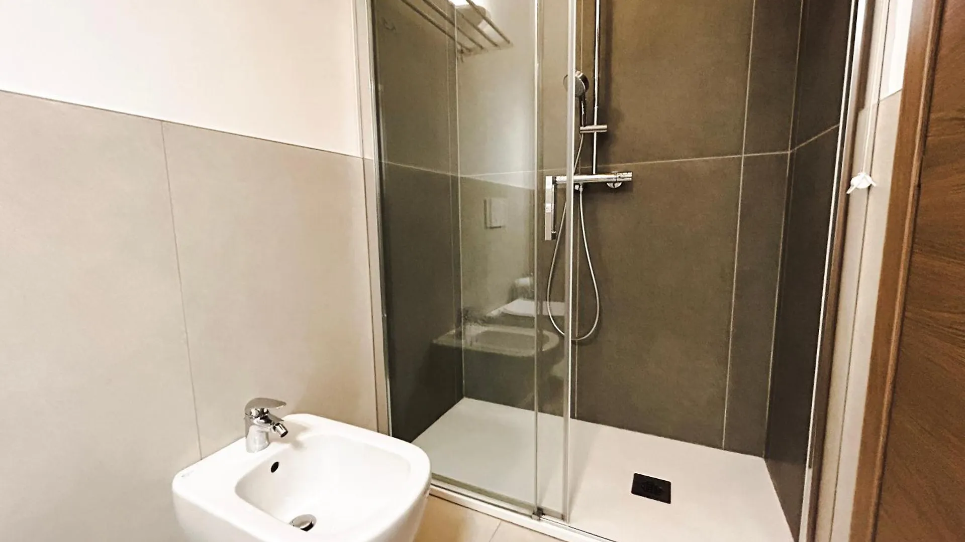 Via Poma Rooms Verona Italia